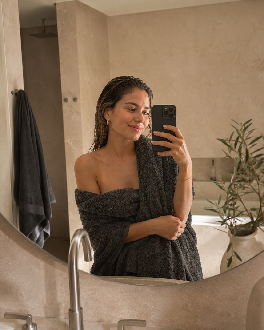Royal Touch Lux handdoek in houtskoolgrijs in een rustige badkamer